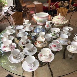 China cups and saucers/vegetable tureen
